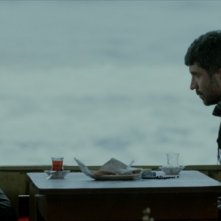 Araf - Somewhere in Between: la protagonista Neslihan Atagül in una scena del film insieme a Özcan Deniz