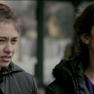 Araf - Somewhere in Between: la protagonista Neslihan Atagül insieme a Nihal Yalcin in una scena del film