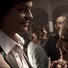 Araf - Somewhere in Between: Neslihan Atagül balla con Baris Hacihan in un romantico momento del film