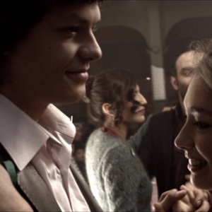 Araf - Somewhere in Between: Neslihan Atagül balla con Baris Hacihan in un romantico momento del film