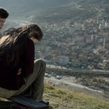 Araf - Somewhere in Between: Neslihan Atagül e Baris Hacihan sono Zehra e Olgun in una scena