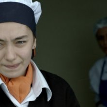 Araf - Somewhere in Between: Neslihan Atagül in una scena del film nei panni di Zehra, cameriera di una caffetteria