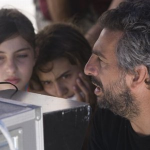 Bellas Mariposas: il regista Salvatore Mereu insieme alle protagoniste Sara Podda e Maya Mulas sul set