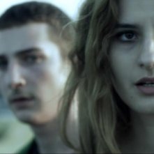 Cargo: la protagonista Lidiya Liberman in una scena del cortometraggio insieme a Flavius Gordea