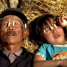 Fly with the Crane: l'anziano Ma Xingehun in una scena del film con un bimbo