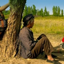 Fly with the Crane: l'anziano Ma Xingehun in una scena del film chiacchiera con dei bambini