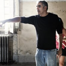 Il regista Leonardo Di Costanzo insieme ad Alessio Gallo sul set de L'intervallo