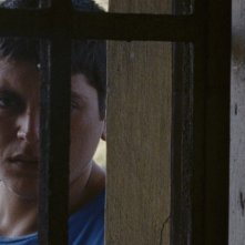 L'intervallo: Alessio Gallo in una scena del film sorveglia la ragazza rapita dal suo clan