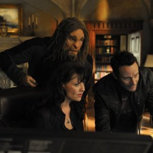 Sanctuary: Amanda Tapping, Christopher Heyerdahl e Ryan Robbins nell'episodio Homecoming