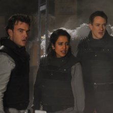 Sanctuary: Robin Dunne. Agam Darshi e Robert Lawrenson nell'episodio Acolyte