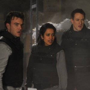Sanctuary: Robin Dunne. Agam Darshi e Robert Lawrenson nell'episodio Acolyte