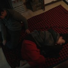 Pietà: Jo Min-su sul pavimento con Lee Jung-jin in un momento del film