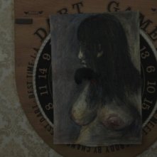 Pietà: un'inquietante disegno preso di mira con un coltello in una scena del film