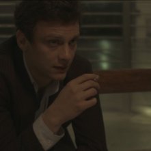 Welcome Home: Felipe Mafasoli in una scena del film nei panni di un funzionario istituzionale