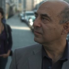 Welcome Home: la protagonista Manah Depauw (dietro) in una scena del film insieme a Nader Farman