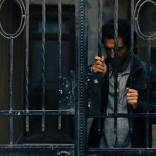 Winter of discontent: Amr Waked dietro le sbarre in una simbolica scena