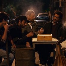 Winter of discontent: Amr Waked in una scena di gruppo per le strade de Il Cairo