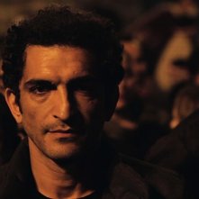 Winter of discontent: Amr Waked tra la folla in una scena notturna