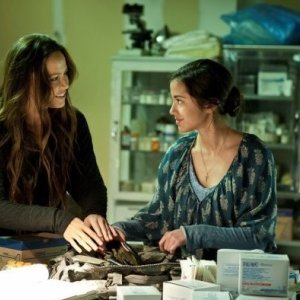 Falling Skies: Moon Bloodgood e Seychelle Gabriel nell'episodio Un'unione sempre più perfetta