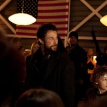 Falling Skies: Noah Wyle col giovane Maxim Knight in una scena dell'episodio Il prezzo della grandezza