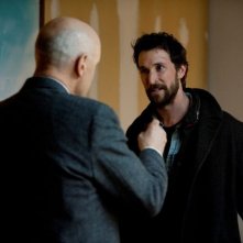 Falling Skies: Noah Wyle e, di spalle, Terry O'Quinn in una scena dell'episodio Il prezzo della grandezza