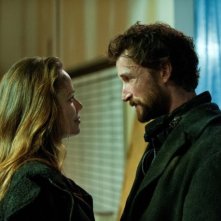 Falling Skies: Noah Wyle e Moon Bloodgood in una scena dell'episodio Il prezzo della grandezza