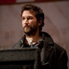 Falling Skies: Noah Wyle in un'immagine dell'episodio Il prezzo della grandezza