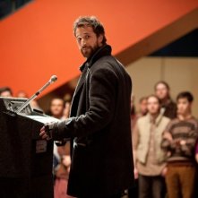 Falling Skies: Noah Wyle in una scena dell'episodio Il prezzo della grandezza