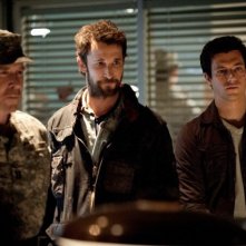Falling Skies: Noah Wyle, Will Patton e Drew Roy in una scena dell'episodio Il prezzo della grandezza