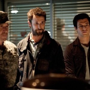 Falling Skies: Noah Wyle, Will Patton e Drew Roy in una scena dell'episodio Il prezzo della grandezza