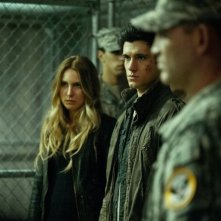 Falling Skies: Sarah Carter e Drew Roy in una scena dell'episodio Un'unione sempre più perfetta