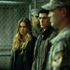 Falling Skies: Sarah Carter e Drew Roy in una scena dell'episodio Un'unione sempre più perfetta