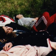 Leones: una scena di relax boschivo tratta dal film di Jazmin Lopez