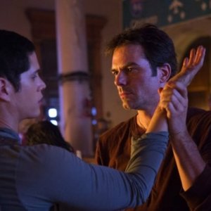 Revolution: J.D. Pardo e Billy Burke in una scena del pilot della serie