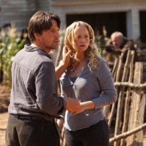 Revolution: Tim Guinee ed Anna Lise Phillips in una scena del pilot della serie