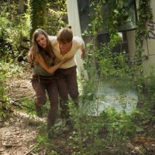 Revolution: Tracy Spiridakos e Graham Rogers in una scena del pilot della serie