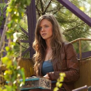 Revolution: Tracy Spiridakos in una scena del pilot della serie