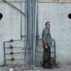 The Cutoff Man: il protagonista Moshe Ivgy in una scena del film di Idan Hubel