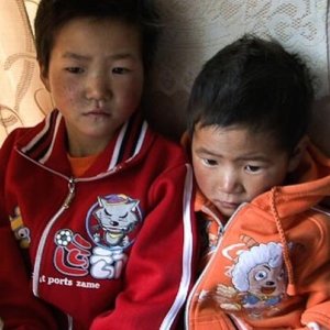 Three Sisters: una scena del documentario di Wang Bing