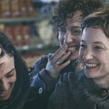 Alba Rohrwacher sorridente e spensierata in un'immagine di Bella addormentata