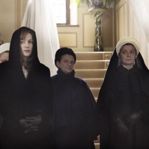 Bella addormentata: Isabelle Huppert in nero in una scena