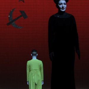 Bob Wilson's Life & Death of Marina Abramovic: Marina Abramovic in una scena del documentario teatrale su Marina Abramovic