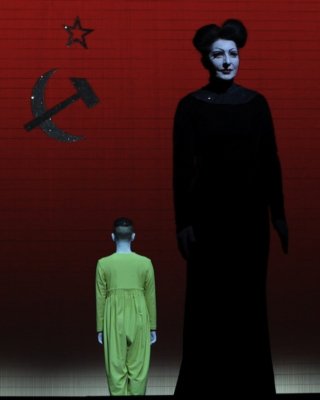 Bob Wilson's Life & Death of Marina Abramovic: Marina Abramovic in una scena del documentario teatrale su Marina Abramovic