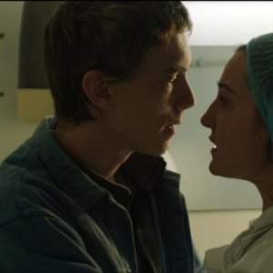 Crawl: i protagonisti Swann Arlaud e Nina Meurisse in una scena del dramma sentimentale