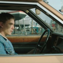 Crawl: il protagonista Swann Arlaud nei panni di Martin, un giovane che vive di espedienti che si innamora di una nuotatrice