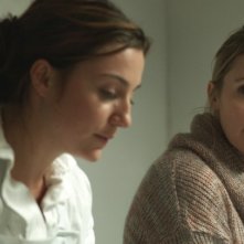 Crawl: Nina Meurisse e Anne Marivin in una scena