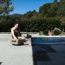 I padroni di casa: Elio Germano impegnato nei lavori di ristrutturazione in una scena del film