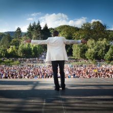 I padroni di casa: Gianni Morandi (di spalle) in concerto in una scena del film nei panni del cantante Fausto Mieli