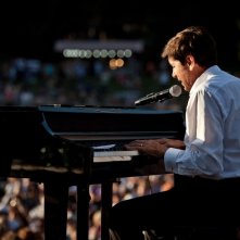 I padroni di casa: Gianni Morandi durante un concerto nei panni del cantante Fausto Mieli