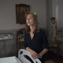 Isabelle Huppert in un'intenso momento tratto da Bella addormentata